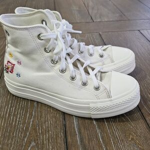 Converse Chuck Taylor All Star Lift Platform Floral Embroidery, Womens size 8.5